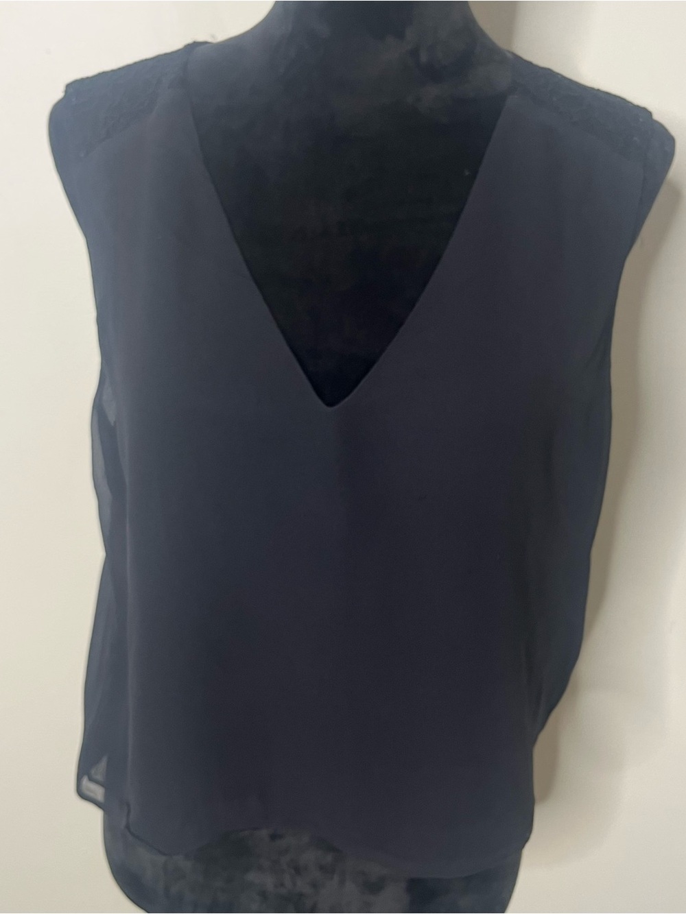Alice + Olivia Women’s Black V~Neck Sleeveless Lace Shoulder Silk Top Sz S